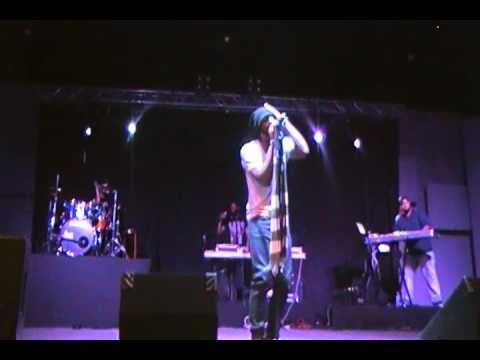 Mali Music - "Give Me" Misfit Tour Dallas (@malimalimusic)