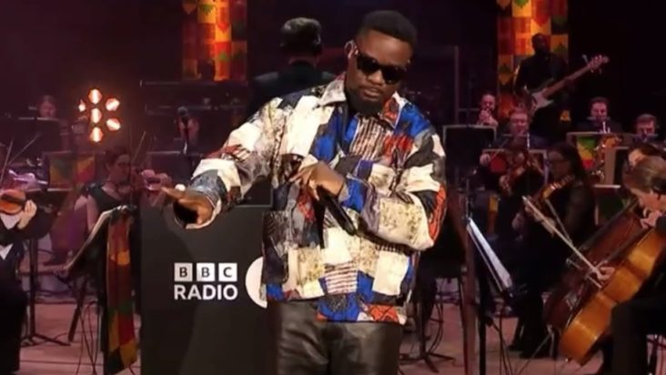 Sarkodie performing Rollies And Cigars with the BBC Philharmonic