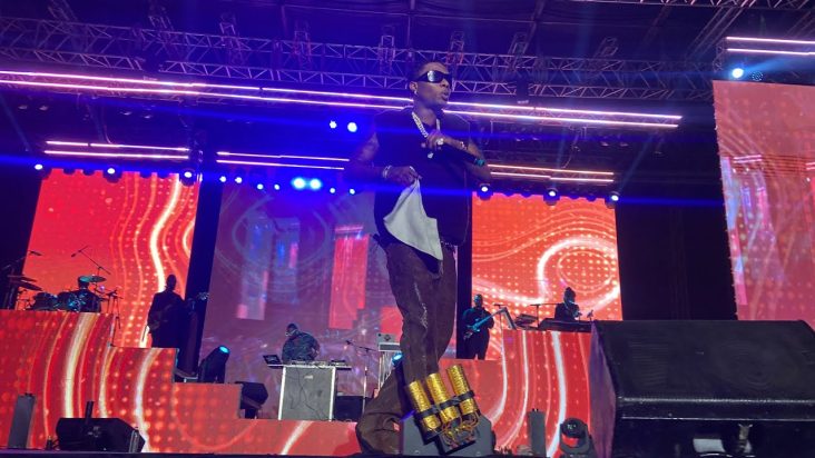 Wizkid Took Fans To Their Heels As He Performs His Old Hit Songs At His Vibes On The Beach Concert